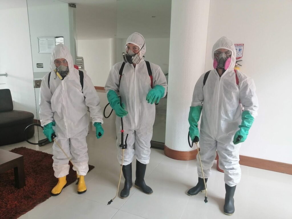 Equipo de SOBAMBIENTAL con elementos de protección personal