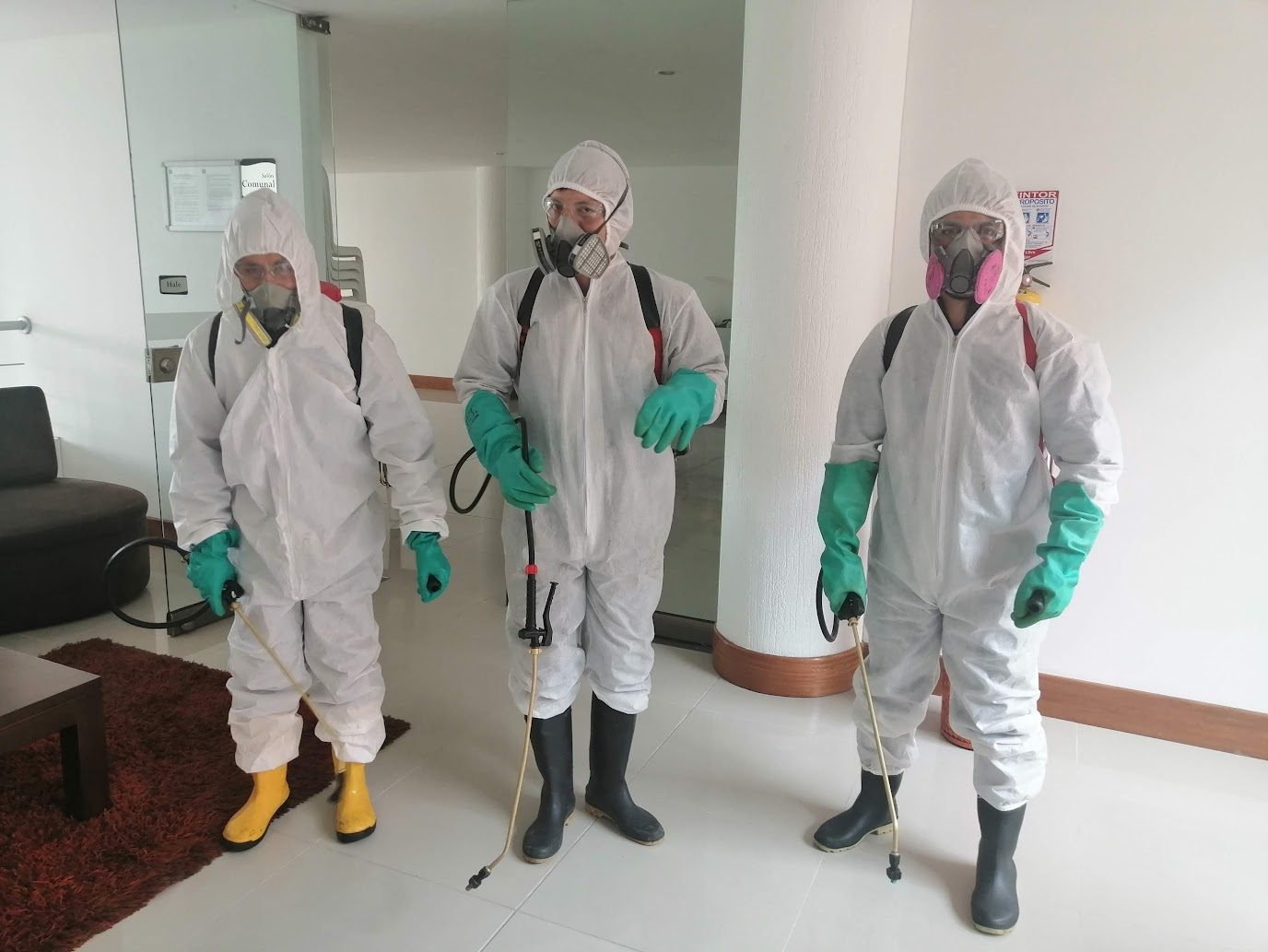 Equipo de SOBAMBIENTAL con elementos de protección personal