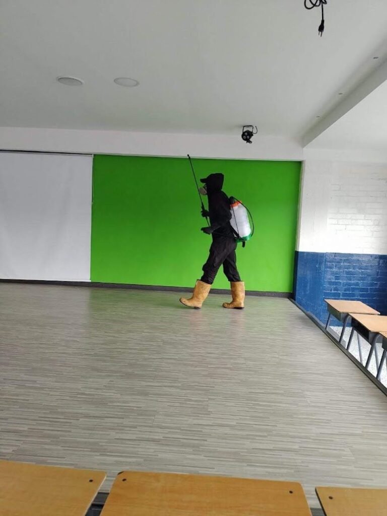 Fumigación de un salón de colegio en Bogotá