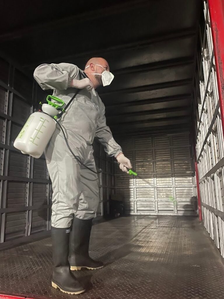 Fumigación del furgón de un vehículo de carga en Bogotá