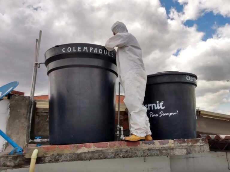 Técnico realizando lavado de tanques de agua en una terraza en Bogotá