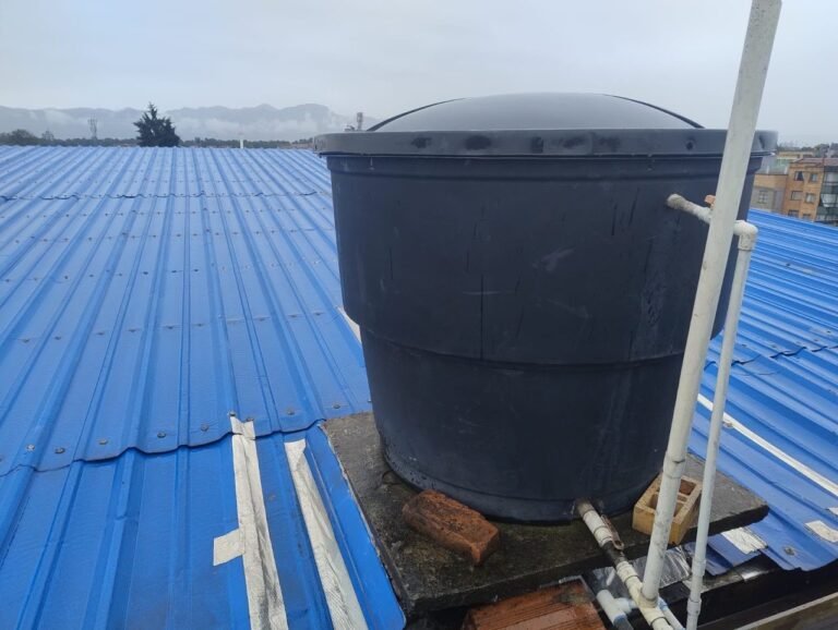 Tanque de agua elevado sobre cubierta en Bogotá
