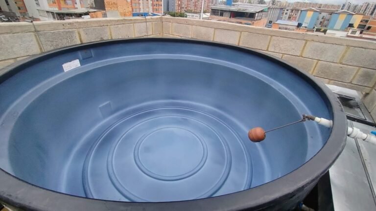 Tanque de agua limpio tras el servicio de lavado en Bogotá