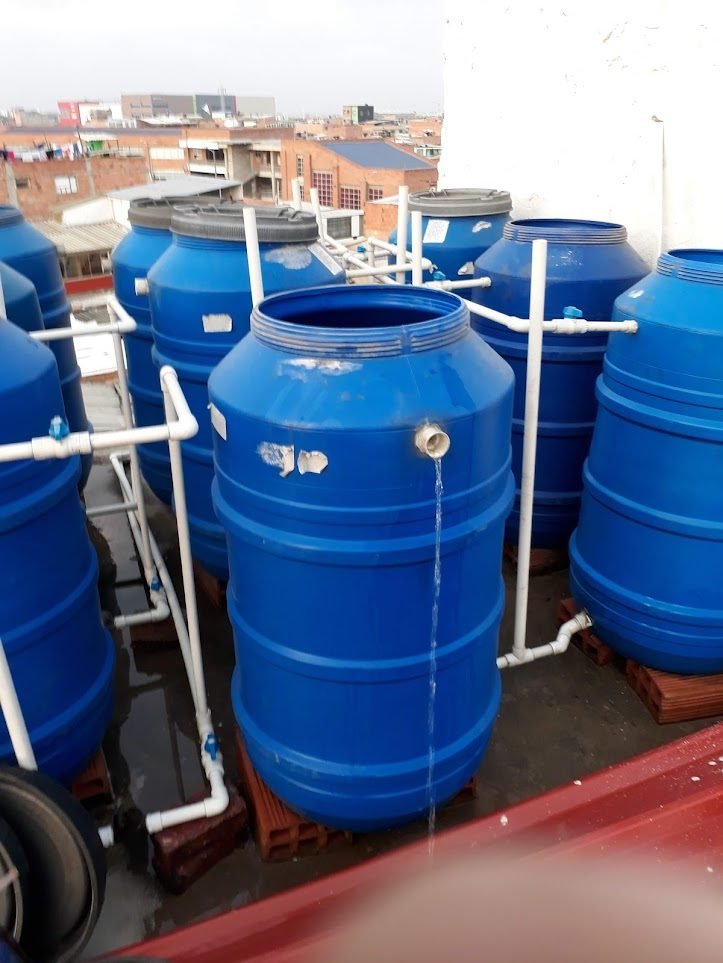 Tanques de agua en azotea en Bogotá antes del lavado y desinfección